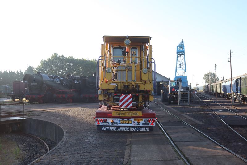 BAM Stopmachine met het fabrieksnummer 1214 en het UIC-nummer 99 84 942 8 702-7.
